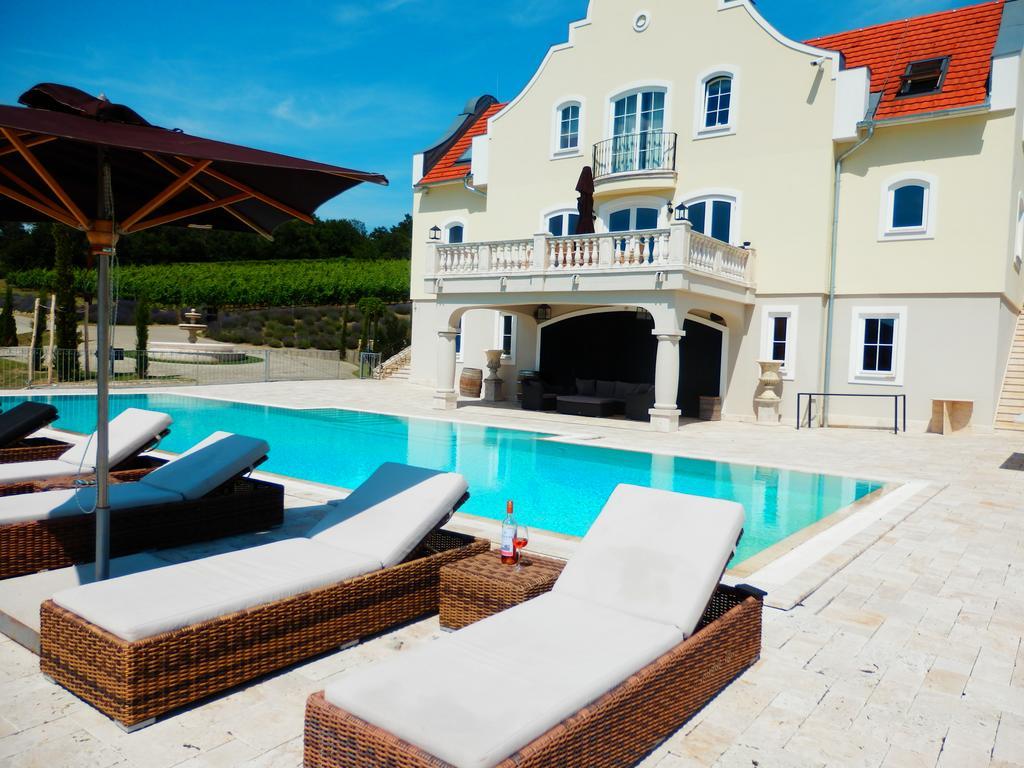 Liszkay Borkuria Hotel Monoszlo Exterior foto